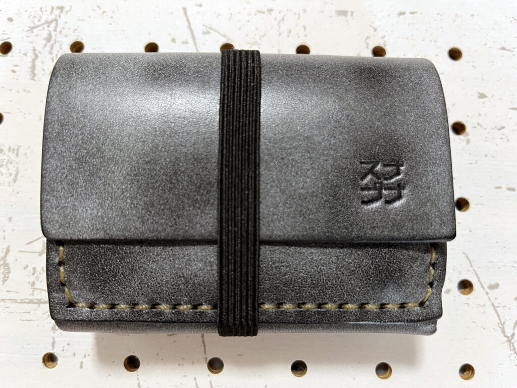 ロロマレザーのミニマムウォレット:表面の白く見えるものはロウです