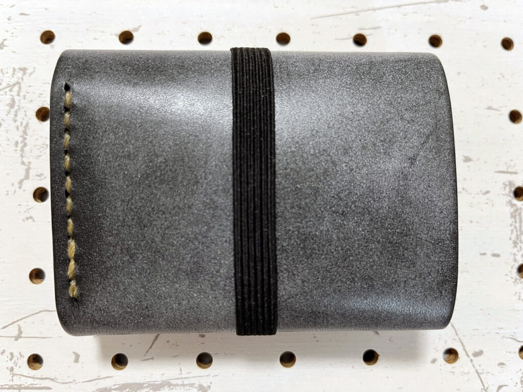 ロロマレザーのミニマムウォレット:表面の白く見えるものはロウです